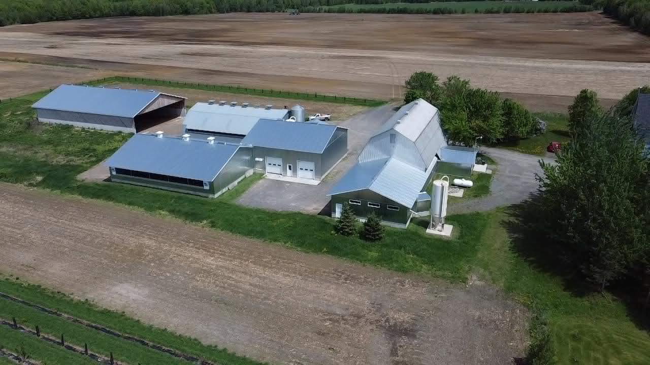 Vue aérienne des bâtiments de la ferme